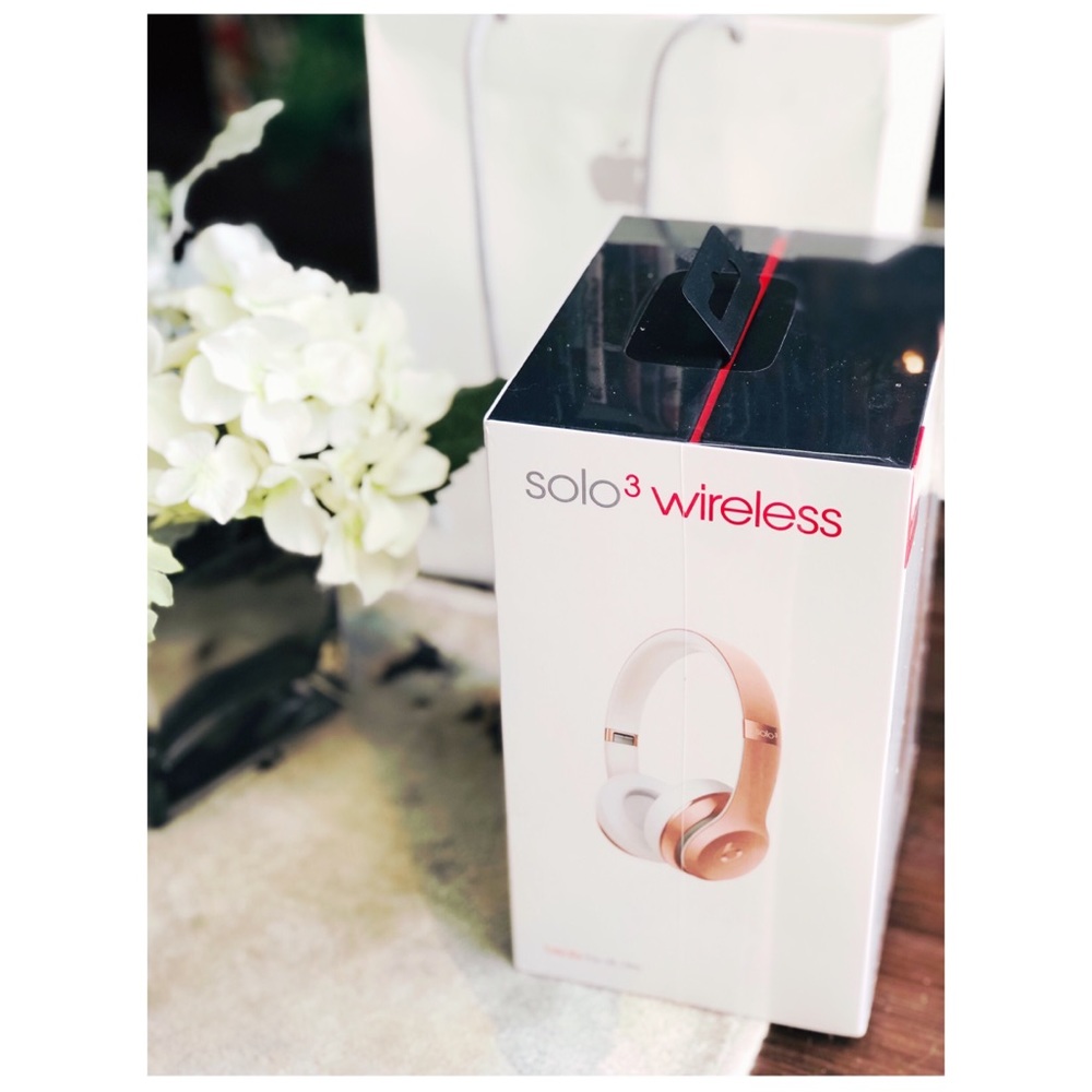 **𝐒𝐎𝐋𝐃**Beats Wireless Headphones